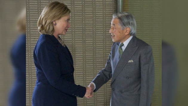 Hillary Clinton se salta el protocolo estrechando la mano del emperador nipón
