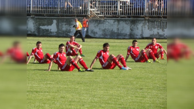 Video: Futbolistas se sientan en el campo en protesta por impago de sueldos