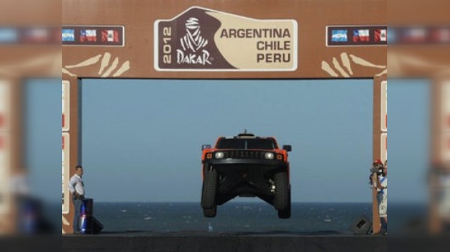 El Dakar comienza con el triunfo del piloto ruso y la muerte de un motociclista argentino