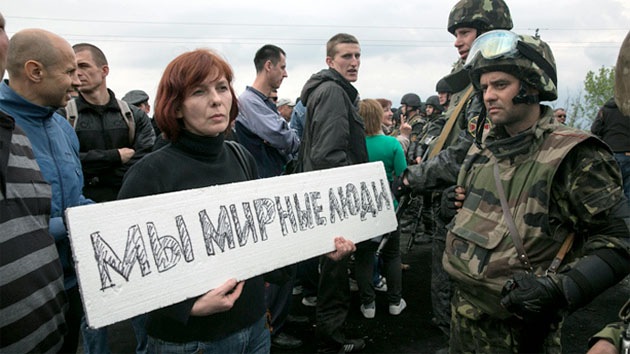 Cadenas humanas cerca de Slaviansk bloquean vehículos blindados enviados por Kiev