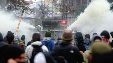 Chile: Carros lanza agua contra los manifestantes que se oponen al homenaje a Pinochet