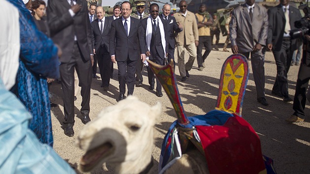 Video: Hollande abandona Mali con la promesa de retirar las tropas y con un camello de regalo