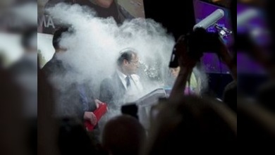 Lanzan harina a un candidato a la Presidencia de Francia