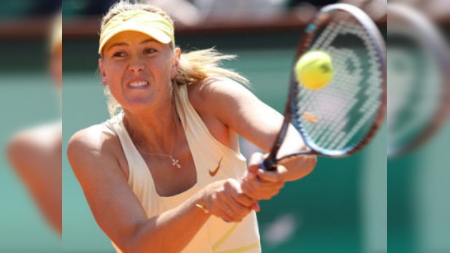 María Sharápova barre en su debut en el Roland Garros