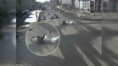Video: 'caballito' salva la vida a un motero en Siberia
