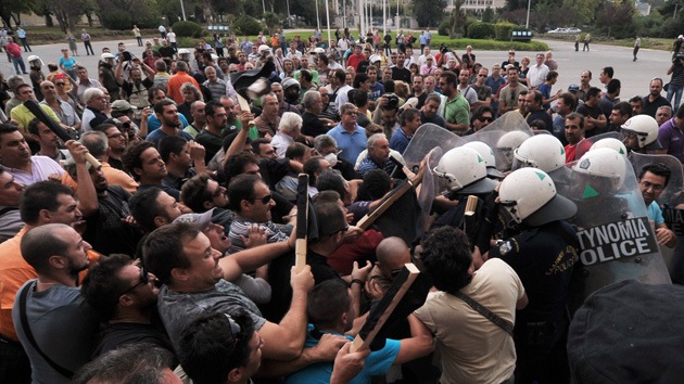 Violentos choques en Atenas: manifestantes asaltan el Ministerio de Defensa