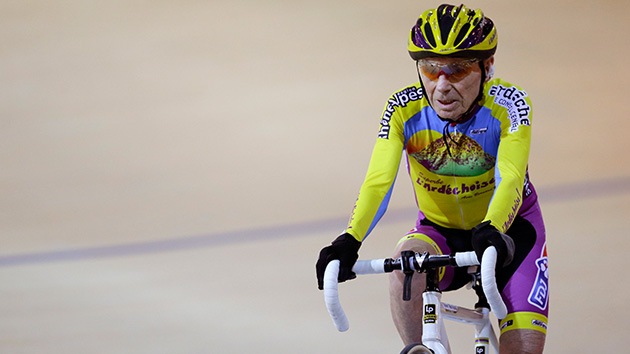 Un ciclista de 102 años bate su propio récord