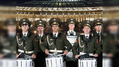 Espectadores interpretaban canciones de guerra junto a los artistas