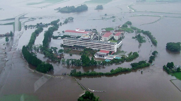 FOTO, VIDEO: Japón, 'torturada' por las lluvias, evacua 400 000 personas