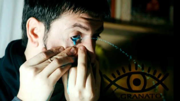 Video: Un artista argentino crea sus obras lanzando pintura por los ojos