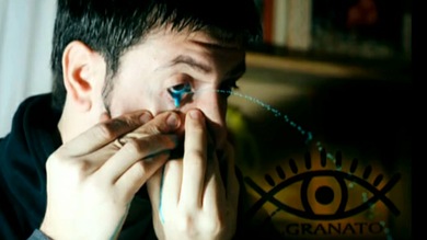 Video: Un artista argentino crea sus obras lanzando pintura por los ojos
