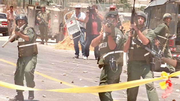 Tropas israelíes disparan a un palestino cerca de la valla de la frontera al sur de Gaza