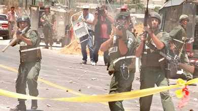 Tropas israelíes disparan a un palestino cerca de la valla de la frontera al sur de Gaza