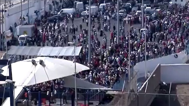 Video: La Policía emplea gas lacrimógeno contra 3.000 personas en Ceuta