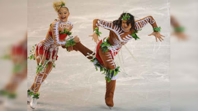 Aborígenes hacen quitarse sus trajes a campeones de patinaje artístico