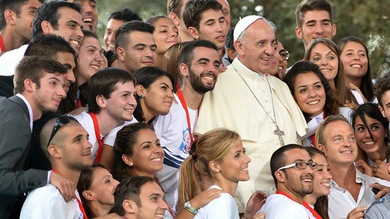 El papa pide a los jóvenes que no vendan su juventud a los mercaderes de la muerte