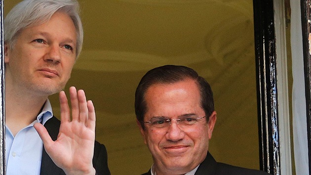 Patiño, "no muy optimista" sobre la resolución del caso Assange