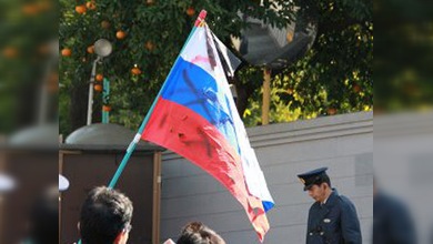 Ultraderechistas nipones ultrajan la bandera rusa en Tokio