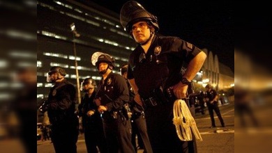 Investigan caso de brutalidad policial en un autobús californiano