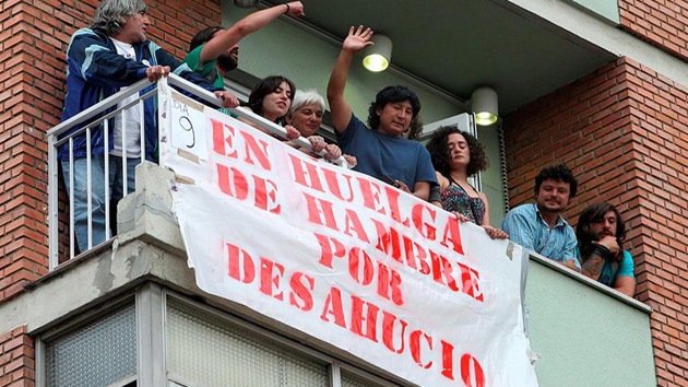 VIDEO: Un desahucio en España se convierte en una batalla campal