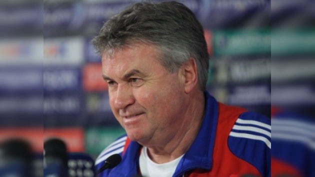 Guus Hiddink seguirá dirigiendo a la selección rusa al menos hasta julio