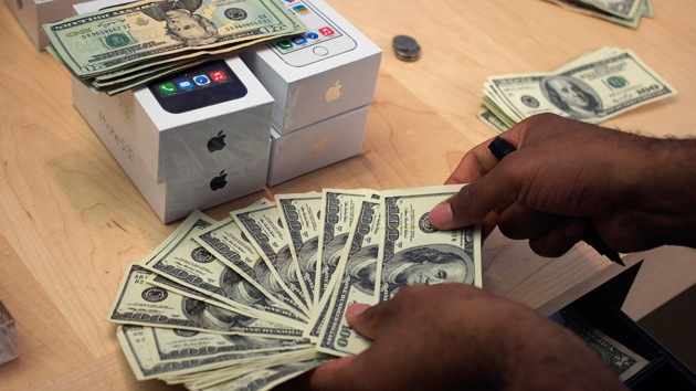 Estafadores de iPhone engañan a mendigos ante la indiferencia de Apple