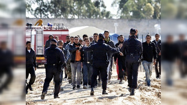 Unos refugiados de Túnez prenden fuego a la parroquia de Lampedusa