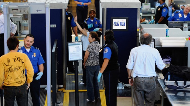 Controles de seguridad de un aeropuerto de EE.UU. permiten pasar una bomba falsa