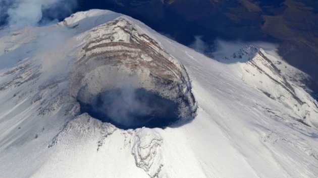 Las explosiones del volcán Popocatépetl forman un cráter ...