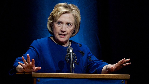 Video: Lanzan un zapato a Hillary Clinton en pleno discurso