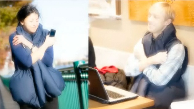 Video: Un chaleco permite a los usuarios de Facebook 'abrazarse' a distancia