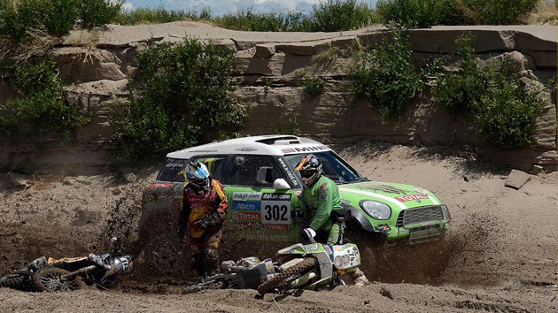 El Rally Dakar, lucha de dos en coches y carrera abierta en motos