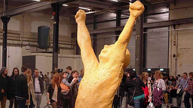 Una escultura de chicle simboliza la unión de dos escuelas de arte