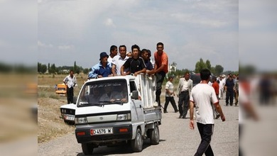 Refugiados acusan a fuerzas regulares kirguisas de ayudar a bandas armadas
