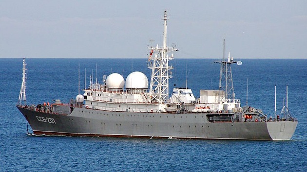 Buques de guerra rusos cruzan el Bósforo de camino hacia el Mediterráneo