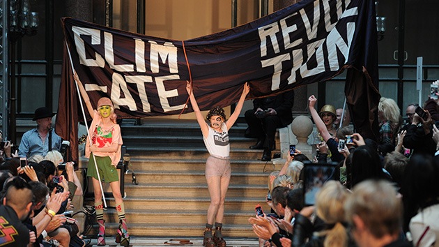 La diseñadora Vivienne Westwood da la cara (y la camiseta) por Assange