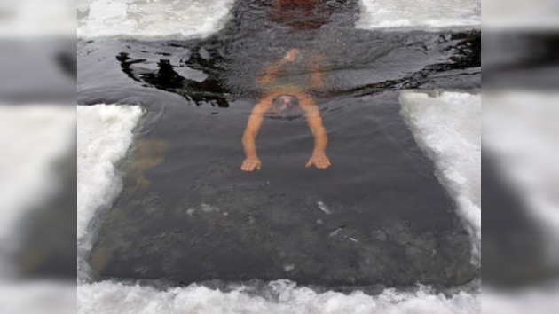 Un pueblo ruso establece el récord mundial de baños masivos en aguas frías