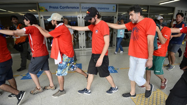 Video, foto: 100 aficionados chilenos invaden con violencia la sala de prensa del Maracaná