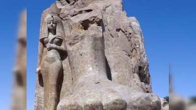 El monumento gigante de Amenofis III vuelve a su sitio… en pedazos
