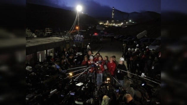 Anuncian la hora del rescate y prueban la cápsula en la Mina San José