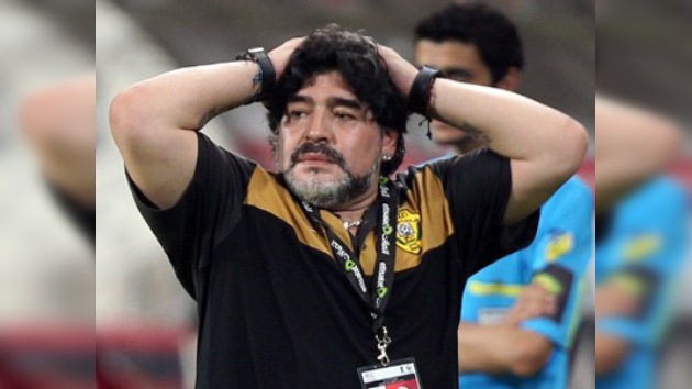Maradona, multado y sancionado por pelearse con otro técnico