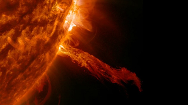 El Sol escupe un 'dragón' de fuego