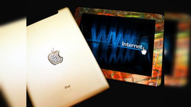 Stuart Hughes presenta su nuevo ingenio, un híbrido de iPad 2 con tiranosaurio y ammolita