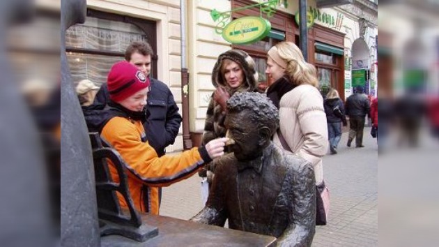 Varsovia inaugura una 'avenida de bancos musicales' en honor a Chopin