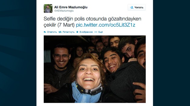 Manifestantes turcos recrean en un coche policial la 'selfie de los Oscar'
