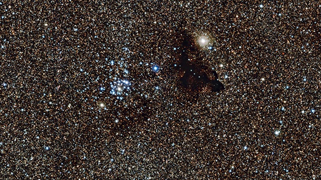 Captan una nube oscura en la parte más brillante de la Vía Láctea
