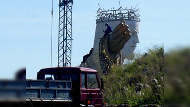 Un trabajador herido en la construcción de la estatua de Cristo más grande