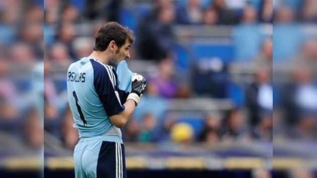Casillas no se ataja y publica videos con sus errores en Facebook