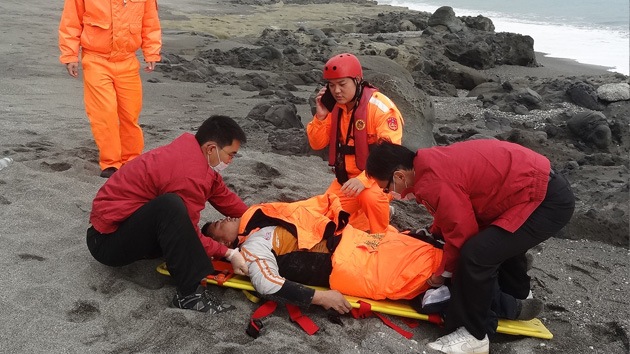 Un taiwanés que no sabe nadar sobrevive dos días en el mar agarrándose a un ataúd