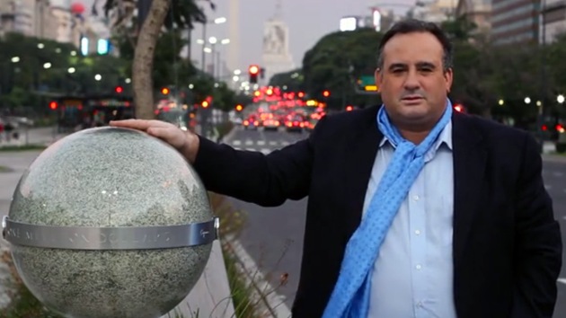 "Somos esclavos del dinero": un artista argentino hace trizas un millón de dólares